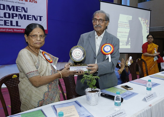 Felicitation of Dr. (Mrs.) Kranti Jejurkar, former chairperson of WDC, University of Mumbai done by Shri. Babulal Todi.