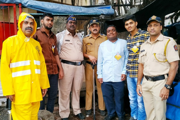 Volunteers helping Police Staff at Ganpati Visarjan
