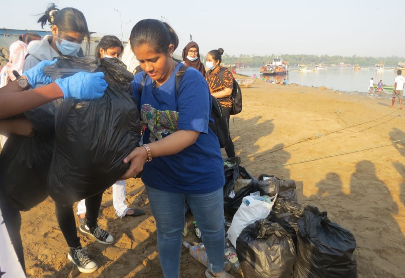 Students of GD Jalan college at Marve Beach Clean-Up